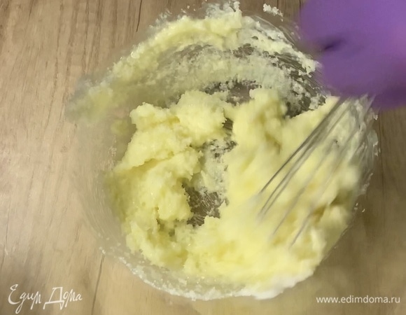 Сливочное масло комнатной температуры смешайте с сахаром.