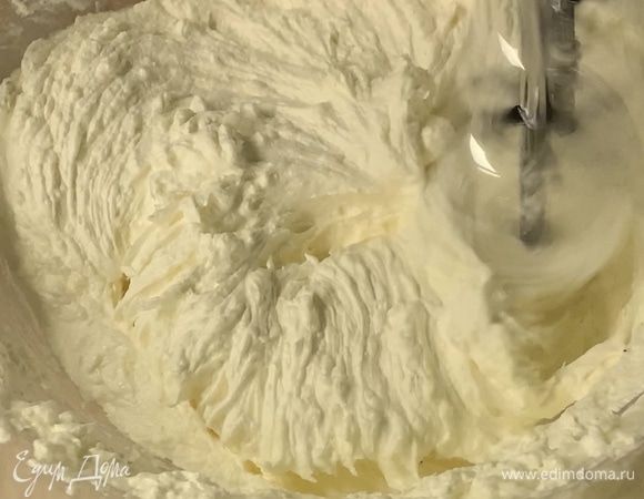 Добавьте яйца и взбейте миксером до пышности.