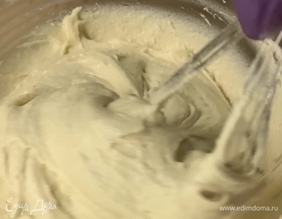 Просейте муку, разрыхлитель и соль. Снова хорошо перемешайте.