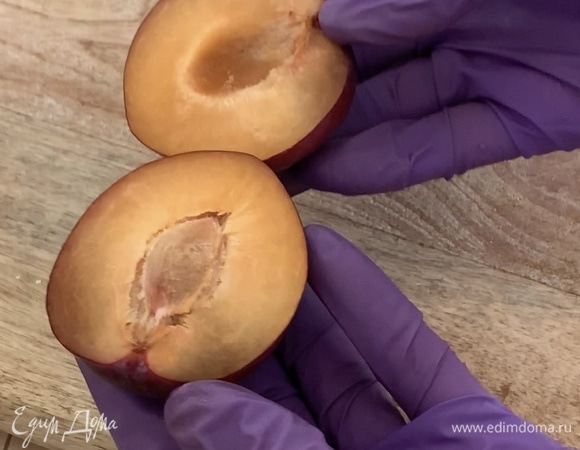 Сливы промойте и разрежьте пополам. Удалите косточку.