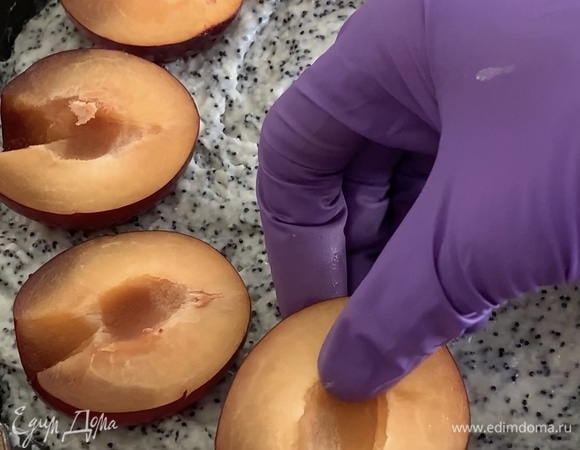 Форму диаметром 26–28 см смажьте сливочным маслом и посыпьте мукой. Выложите тесто, а сверху — половинки слив, чуть вдавливая. Выпекайте пирог в разогретой духовке при 180°С примерно 45–50 минут. Приятного аппетита!