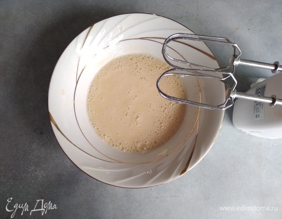 Взбить яйцо, сахар, соль и сметану до растворения сахара.