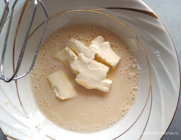 Добавить размягченное масло, немного перемешать.