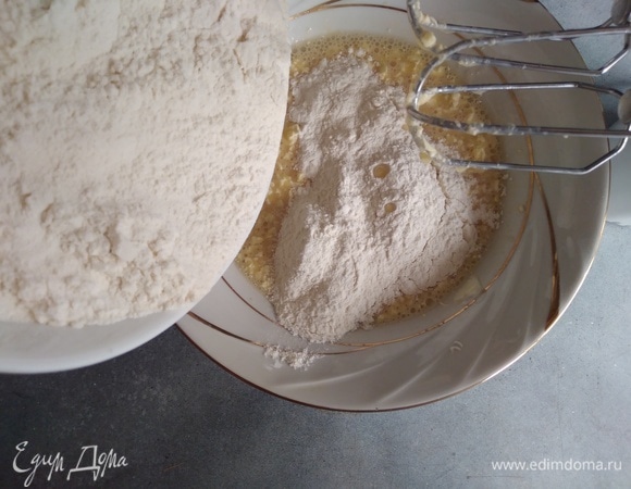 Муку соединить с содой, всыпать в яичную смесь.
