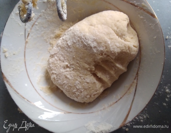 Быстро замесить тесто. Я использовала венчики для теста, а потом домесила немного руками.