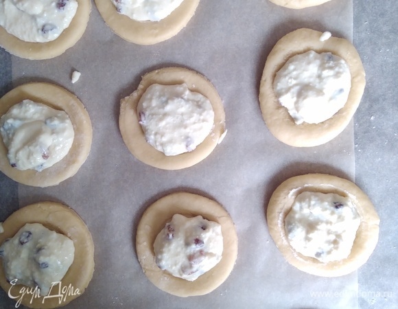 Наполнить начинкой ватрушки.