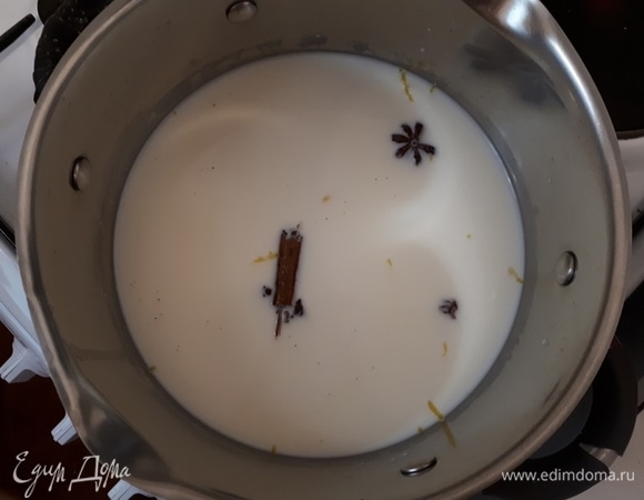 Прогрейте молоко со специями. Бобы тонка и мускатный орех натрите на терке, стручок ванили разрежьте вдоль, а остальные специи добавьте в первозданном виде.