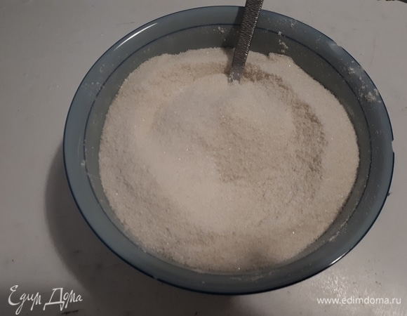 Смешайте муку с сахаром.