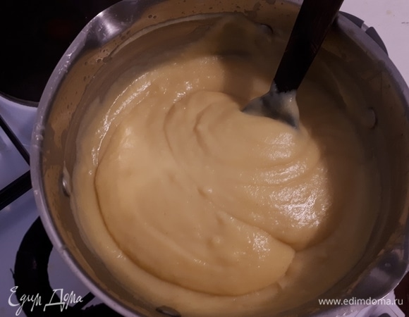 Поставьте на медленный огонь и доведите до кипения, постоянно помешивая. Крем должен загустеть.