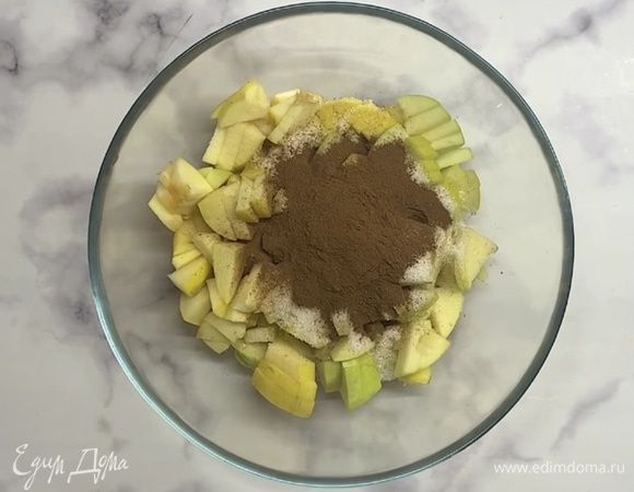 Вырезаем сердцевину у яблок и мелко их нарезаем. К яблокам добавляем сахар и корицу, перемешиваем.