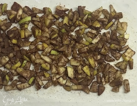 Раскатываем слоеное тесто прямоугольной формы и посыпаем панировочными сухарями/отрубями. Растаявший сахар и сок яблок полностью впитаются и не вытекут из штруделя. Выкладываем яблоки, оставляя свободное место по краям сбоку и снизу, чтобы было удобно скручивать.