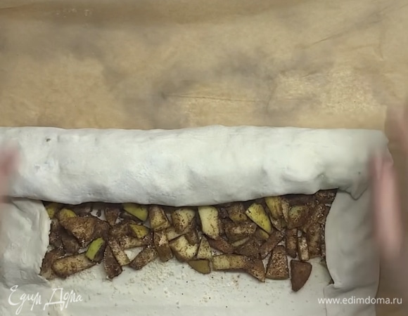 Плотно скручиваем наш рулет при помощи силиконового коврика или пергаментной бумаги.