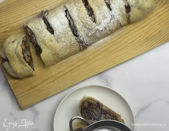 Когда штрудель будет готов, посыпаем его сахарной пудрой и подаем с мороженым. Холодный штрудель тоже очень вкусный, если останется! Приятного аппетита!