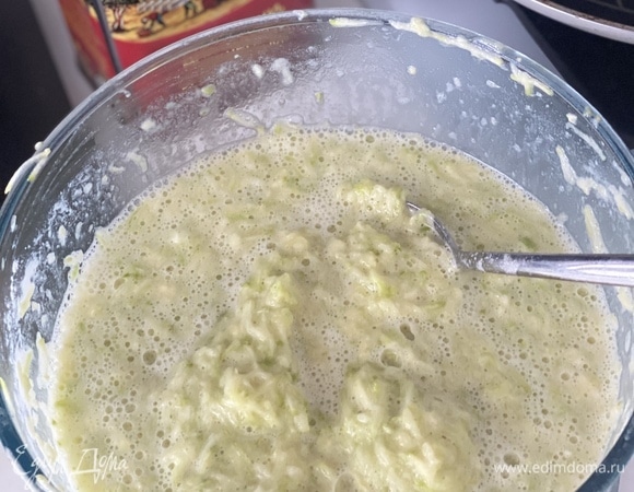 Кабачки натереть на средней терке, добавить соль, яйца и муку. Вымешать венчиком тесто. Дать постоять 15–20 мин. Консистенция теста довольно жидкая, если хотите оладьи «потолще», добавьте еще муки немного. Мне нравятся тонкие, как блинчики, с минимальным количеством муки.