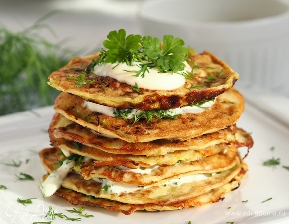 Укроп помыть, измельчить. Чеснок выдавить через пресс, смешать с майонезом. Все оладьи смазать майонезом, посыпать укропом. Выложить стопкой. Можно подавать сразу, можно убрать в холодильник на пару часов, будут еще вкуснее. Приятного аппетита!
