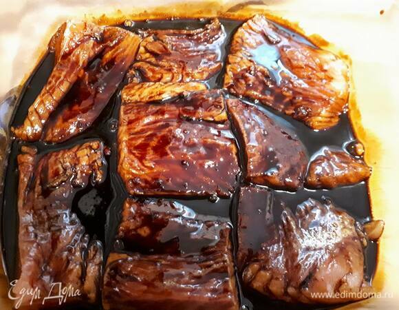 Вылейте кипящий соус терияки на стейки и оставьте на 2 часа.