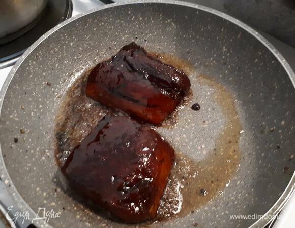 Разогрейте кунжутное масло на сковородке и быстро обжарьте стейки — не более 1 минуты с каждой стороны.