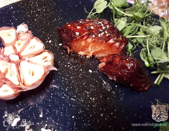 Посыпьте кунжутными семенами и подавайте с микрозеленью.