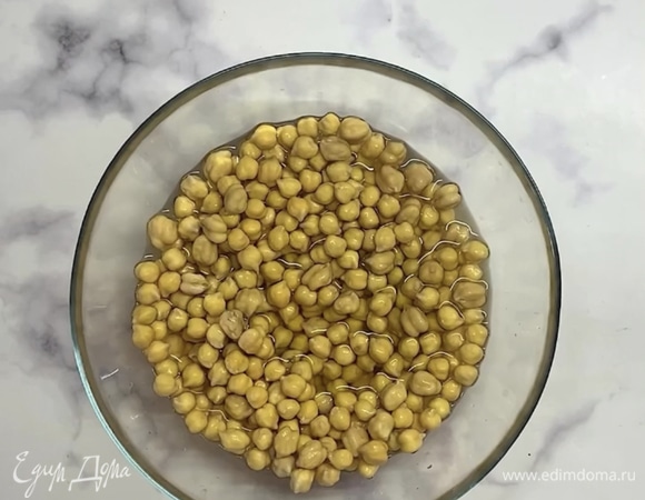 Нут заливаем 2 стаканами воды и оставляем на ночь или на 6–8 часов. Разбухший нут заливаем и варим на медленном огне 1–1,5 часа.
