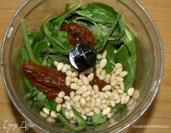 В чаше блендера соединяем зеленый базилик, кедровые орехи, вяленые томаты, растительное масло (я использовала конопляное), соль и перец по вкусу. Измельчаем до однородного состояния.