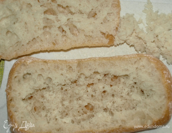 С чиабатты срезать верх. Из нижней части вынуть мякиш.