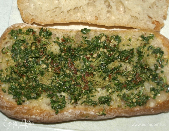 Выкладываем получившийся соус в чиабатту, равномерно распределяя.