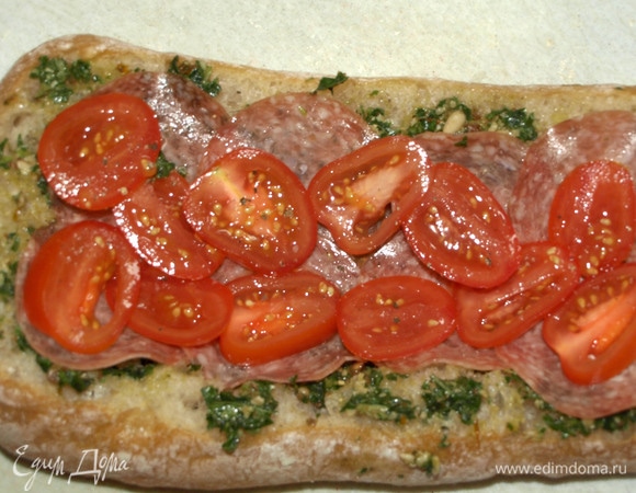 Колбасу тонко нарезаем (можно взять любое колбасное изделие на свой вкус), выкладываем на соус, помидоры черри нарезаем кружочками, выкладываем на колбасу. Солим и перчим по вкусу.