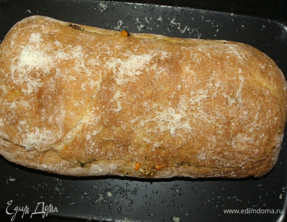 Кладем сэндвич в форму для запекания, немного смазываем растительным маслом. Отправляем в заранее разогретую до 180ºС духовку на 15 минут. Через 15 минут достать и посыпать чиабатту тертым пармезаном. Отправить в духовку еще на 5 минут.