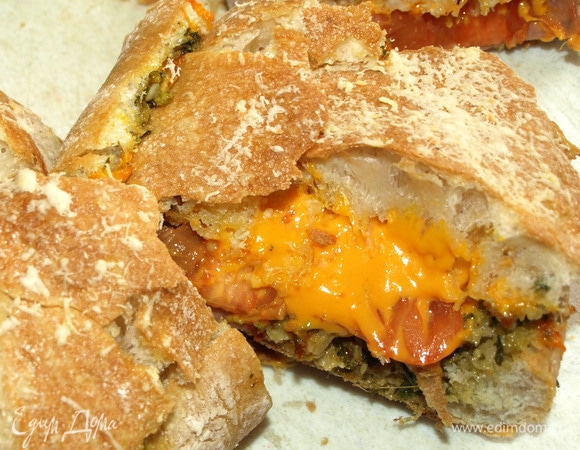 Разрезаем на несколько частей. Подаем к столу.