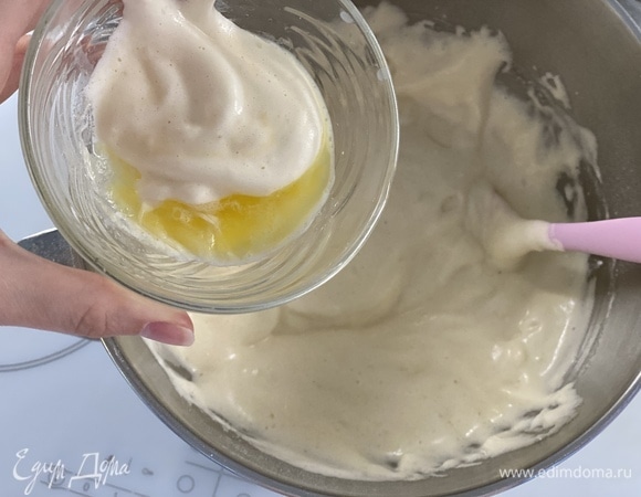 Сливочное масло растопить и соединить с теплым молоком. 2 ст. л. теста смешать с молоком и маслом, добавить к бисквитному тесту и аккуратно смешать.