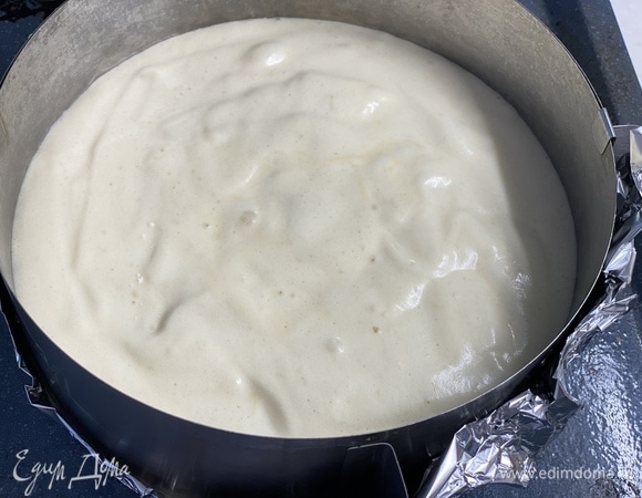 Тесто вылить в разъемную форму диаметром 18 см. Выпекать около 30 минут при 160°C до сухой палочки.