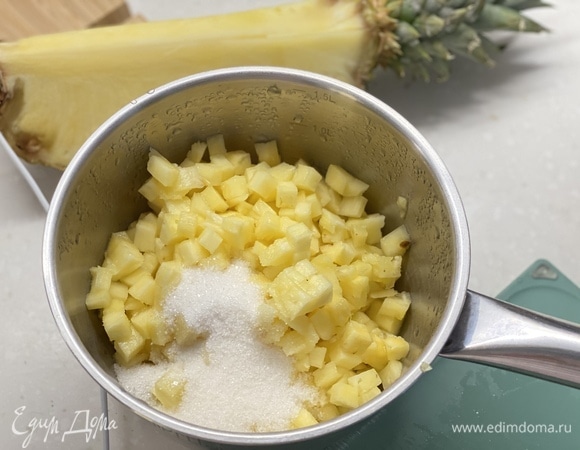 Ананас нарезать на небольшие кубики. Сложить в сотейник, добавить сахар и проварить до размягчения. Крахмал смешать с небольшим количеством воды и, помешивая, влить в ананасы.