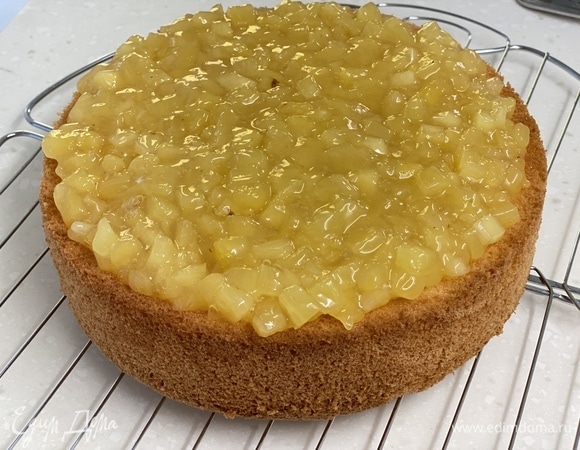 Аккуратно выложить ананасовую начинку на готовый бисквит вместе с жидкостью для пропитки.