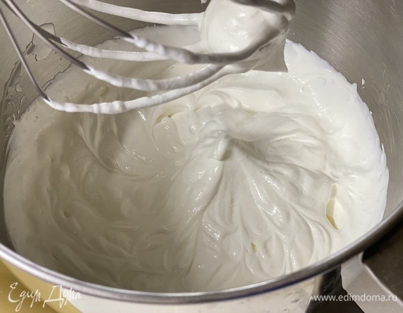 Кокосовые сливки взбить с сахарной пудрой в пышный крем и выложить на торт перед подачей. Можно использовать обычные сливки 33 %, тогда к ним стоит добавить кокосовую стружку. Торт получается по мотивам знаменитого коктейля пинаколада.