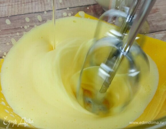 Взбиваем яйцо, затем вливаем тонкой струйкой масло. Добавляем сахар.