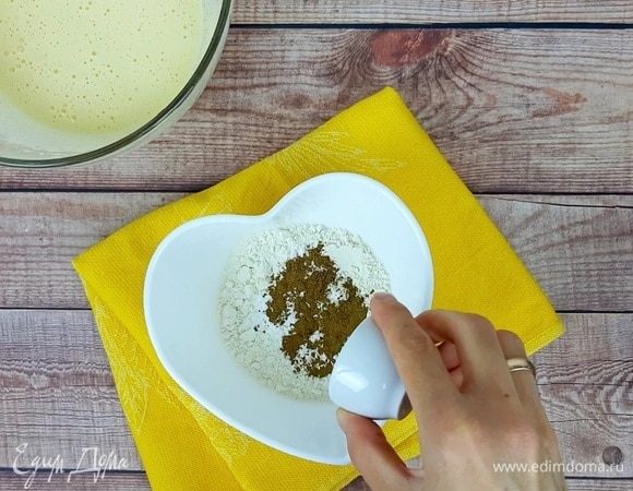 Смешиваем муку, разрыхлитель и корицу.