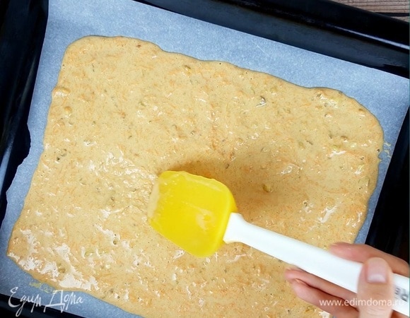 Выливаем тесто на качественный пергамент или термоковрик. Формируем прямоугольник размером примерно 20х30 см. Выпекаем при температуре 180°C около 8 минут. Готовый корж получается очень пушистым и влажным.