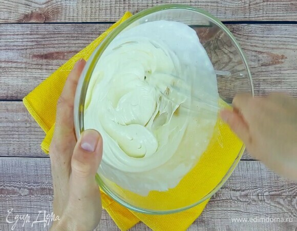 Сливочный творожный сыр смешиваем с сахарной пудрой и сливками. Сливками мы регулируем консистенцию крема, поэтому их может понадобиться чуть больше или чуть меньше.