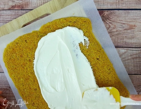 Слегка остывший корж смазываем кремом.