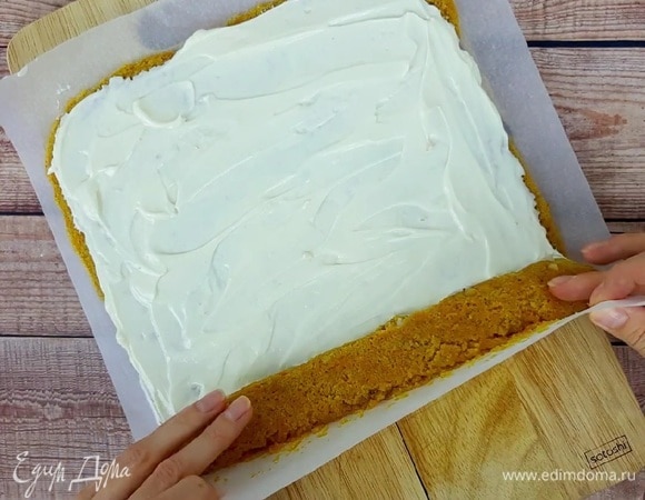 Скручиваем рулет и убираем в холод на пару часов.