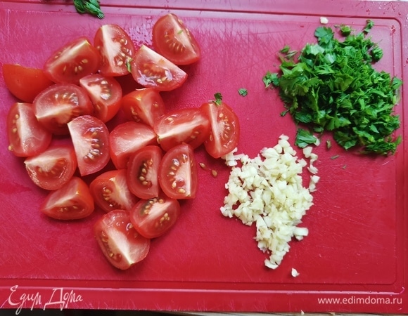 Кинзу хорошо промыть, обсушить бумажным полотенцем и нашинковать.