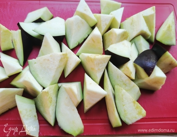 Баклажаны нарезать на крупные треугольники или кубики.
