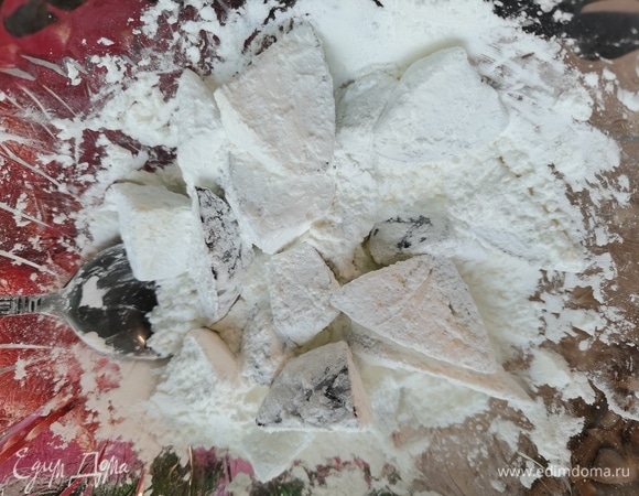 Переложить баклажаны в миску с крахмалом и перемешать ложкой. Благодаря этому ингредиенту баклажаны получатся с аппетитной корочкой и нежным мякишем внутри.