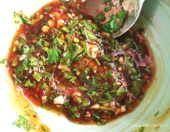 Тем временем готовим заправку. Смешать соевый соус, соус чили, измельченный чеснок, соль, кинзу и свежемолотый перец. Перемешать.