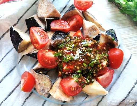 В глубокую миску сложить баклажаны, помидоры, заправку. Тщательно перемешать и сразу подавать на стол!