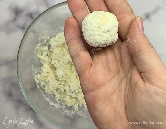Руками формируем творожные шарики. Руки можно посыпать мукой. В кастрюлю с кипящей водой добавляем немного соли и выкладываем вареники. Важно, чтобы вода не кипела. Варим около 5 минут, смотрим, чтобы творожные шарики не разварились.
