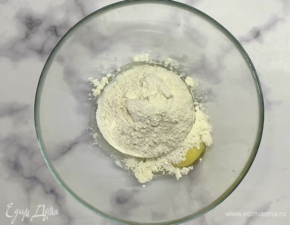 Творог смешиваем с яйцом, сахаром и мукой. Перетираем вилкой до однородности.
