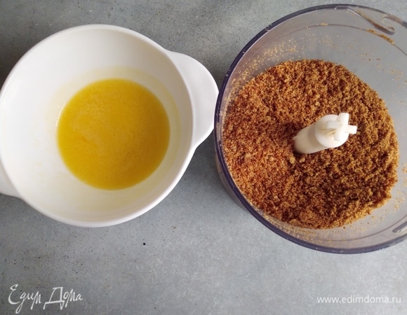 Масло растопить. Печенье смолоть в крошку. Перемешать все вместе.