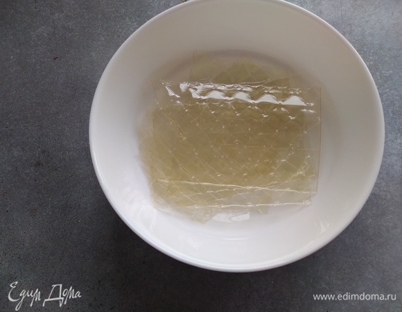 Желатин листовой замочить в ледяной воде на 10 минут.