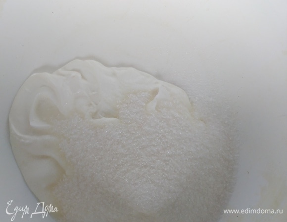 Сметану взбить с сахаром миксером.